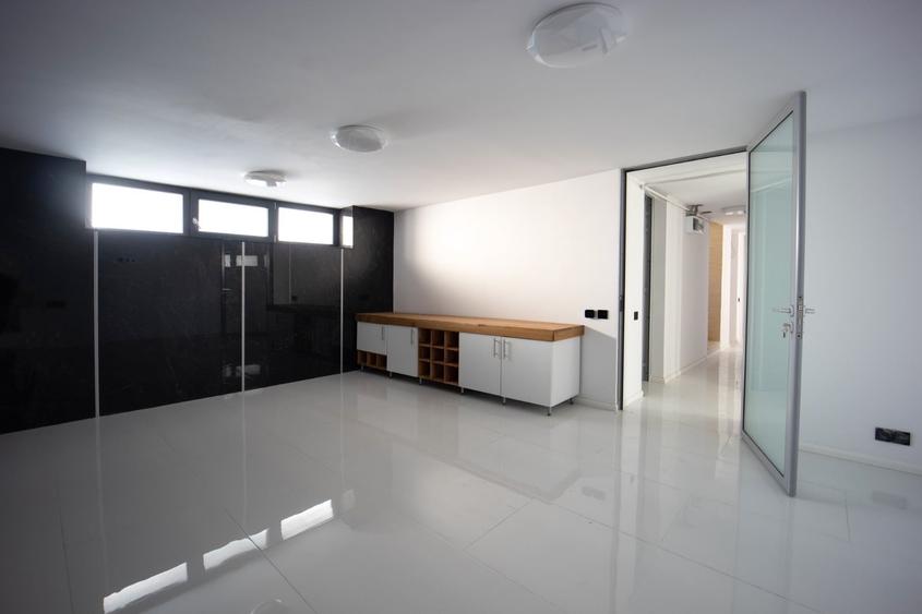 Casă individuală cu 10 camere cu Canalizare în Ultracentral