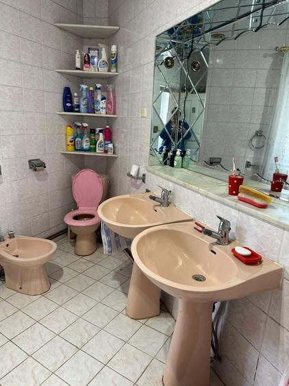 Casă individuală cu 7 camere cu Canalizare în Central