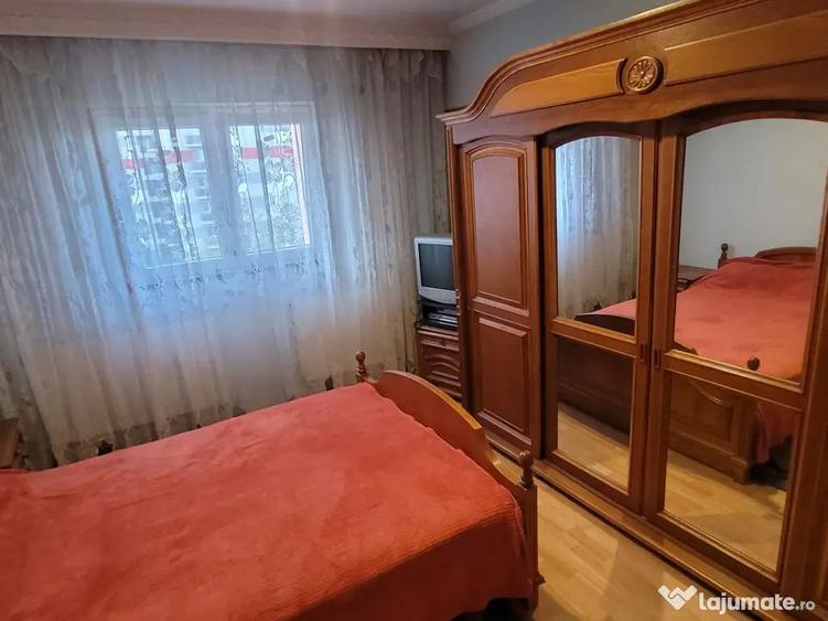 Apartament cu 5 camere decomandat în Păcii