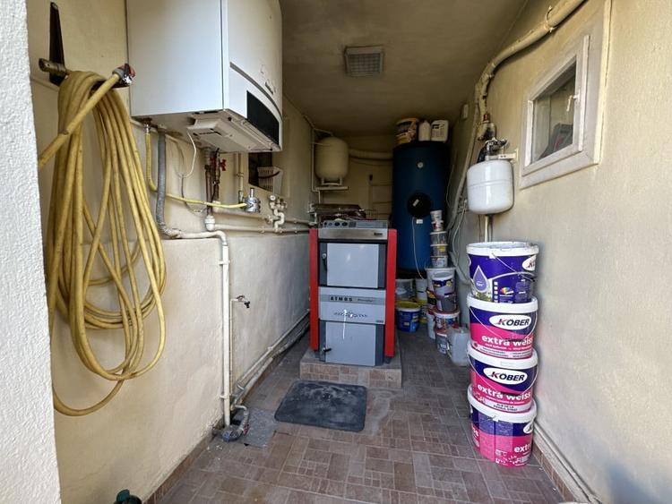 Casă individuală cu 9 camere cu Canalizare în Sânandrei