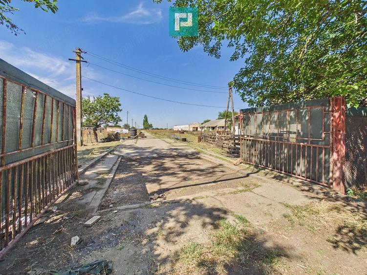 Teren de 146866 mp, în Periferie