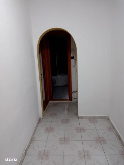 Apartament cu 2 camere decomandat în Calarași 4
