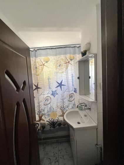 Apartament cu 3 camere semidecomandat în Satu Nou