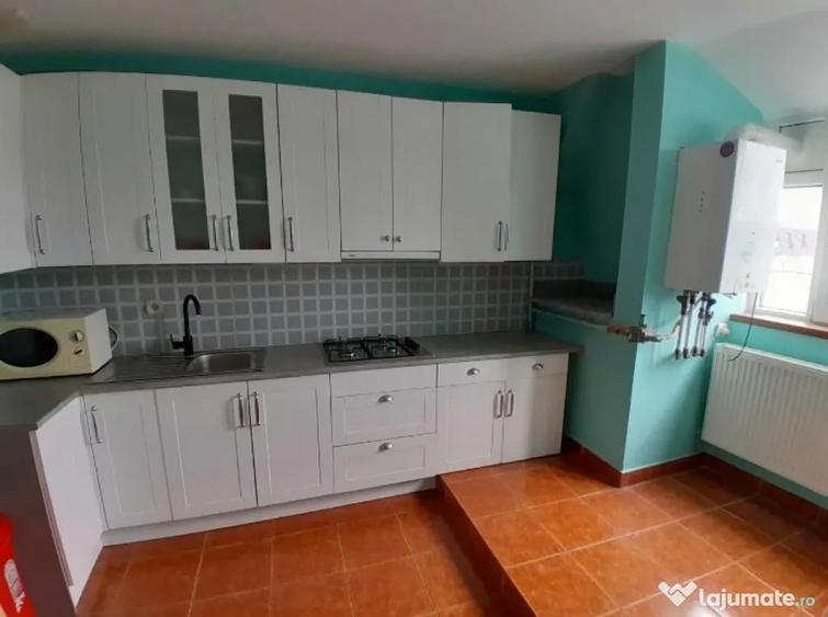Apartament cu 3 camere semidecomandat în Central