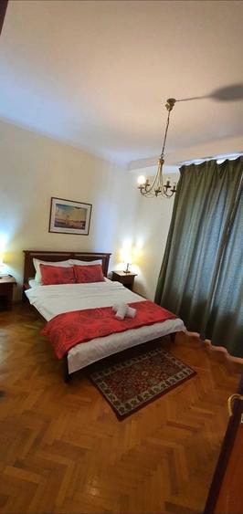 Apartament cu 3 camere semidecomandat în Calea Victoriei