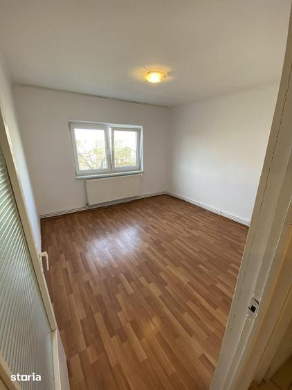 Apartament 3 camere de vanzare , Independetei M17 , et.4 , 71.500 euro - 2