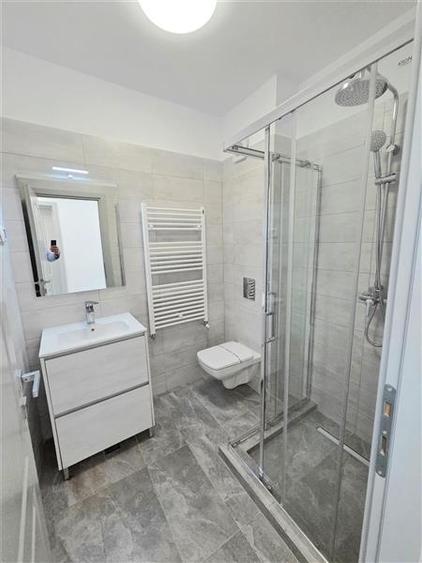 Apartament cu 3 camere semidecomandat în Exterior Nord