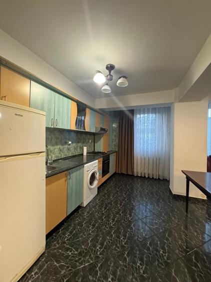 Apartament cu 3 camere semidecomandat în Central