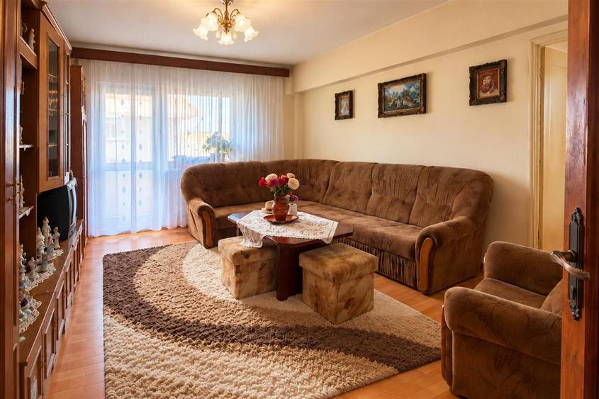 Apartament cu 4 camere decomandat, mobilat în Turnișor