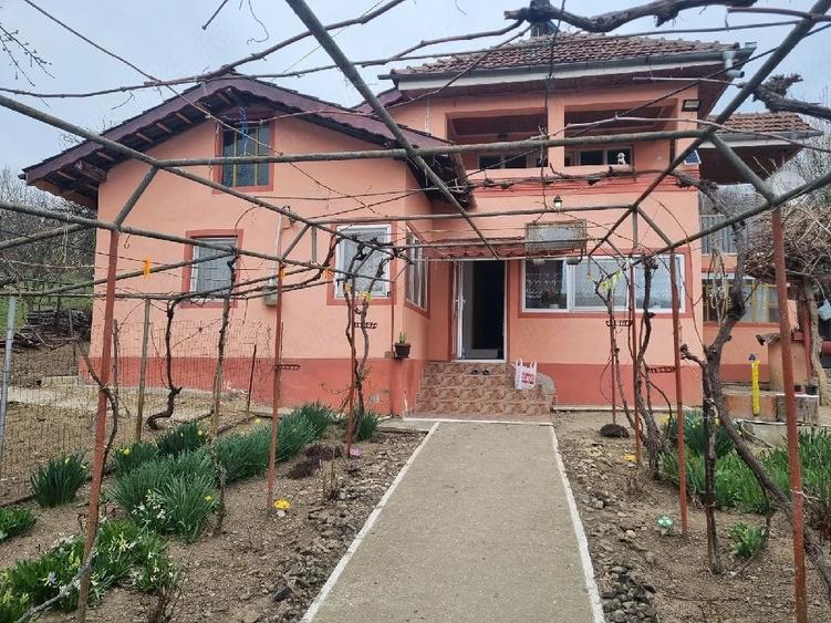 Casă cu 3 camere cu Teren 4300 Mp în Ionești