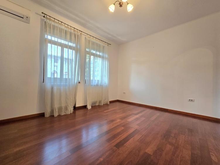 Apartament cu 5 camere în Aviatorilor