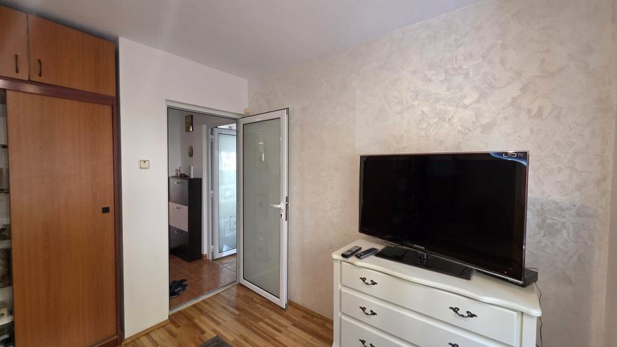 Apartament cu 3 camere decomandat, mobilat în Aradului