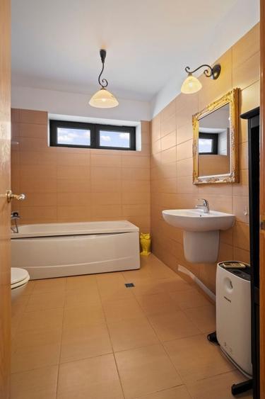 Apartament cu 3 camere decomandat, mobilat în Central