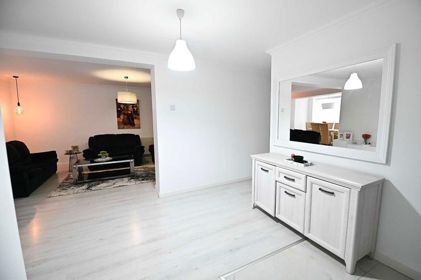 Apartament cu 4 camere decomandat în Central