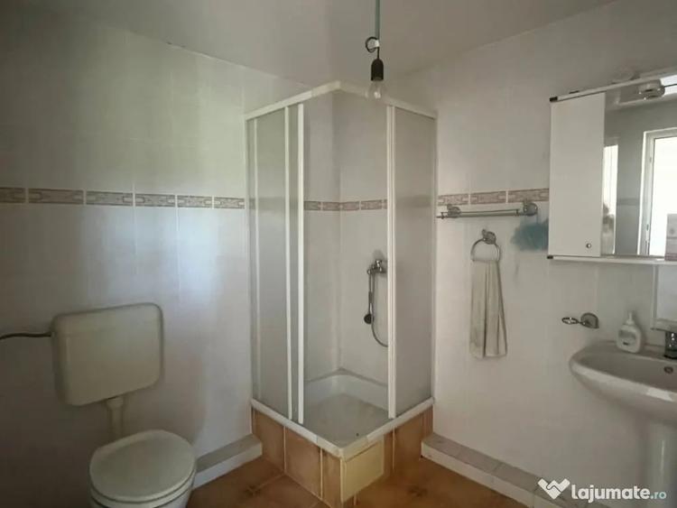 Casă cu 5 camere cu Teren 1200 Mp în Gostinu