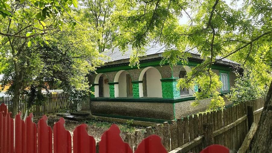 Casă cu 5 camere cu Teren 1500 Mp în Roșiori