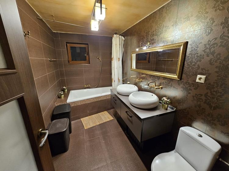 Apartament cu 3 camere decomandat în Drumul Taberei