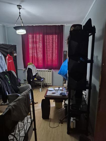Apartament cu 3 camere semidecomandat în Crângași
