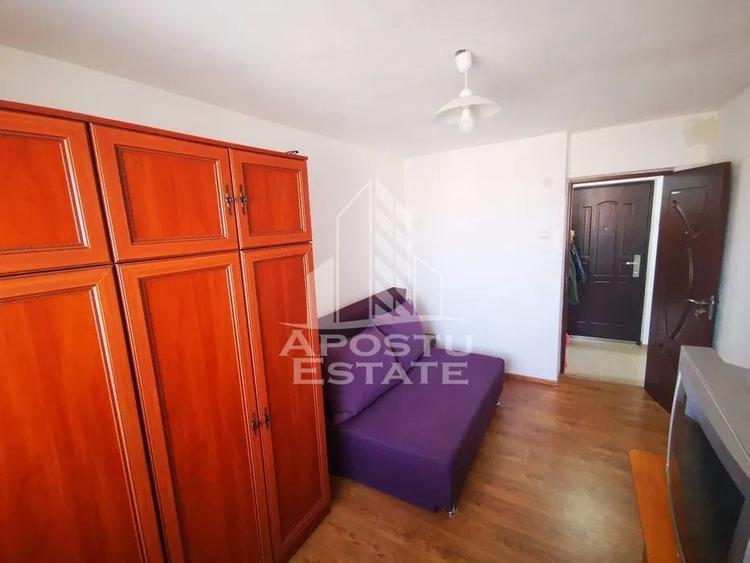 Apartament cu 3 camere semidecomandat, mobilat în Aurel Vlaicu