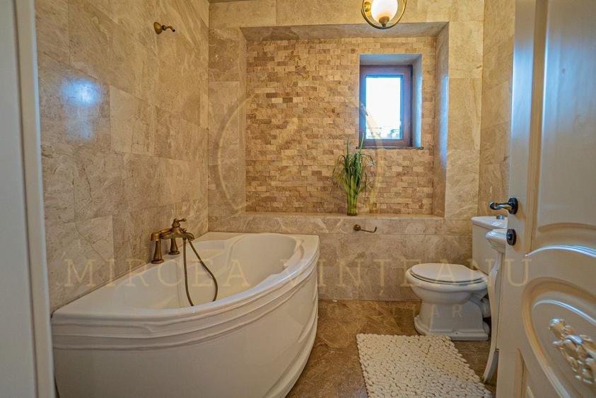 Casă individuală cu 10 camere cu Canalizare în Palazu Mare