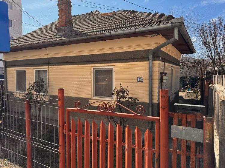 Casă cu 4 camere cu Teren 446 Mp în Central