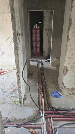 Apartament cu 4 camere decomandat în Micro 16