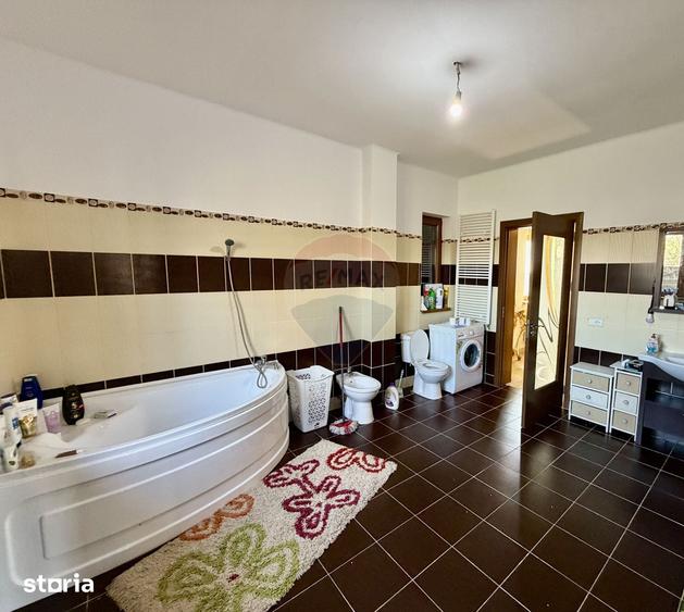 Casă cu 5 camere cu Teren 3400 Mp în Garoafa
