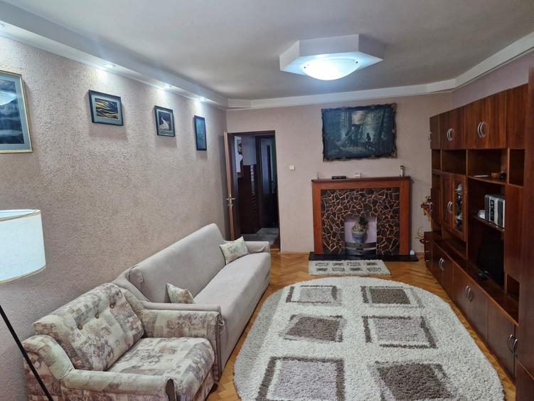 Unirii - Inchiriere apartament 2 camere - etaj I - bloc izolat - 7