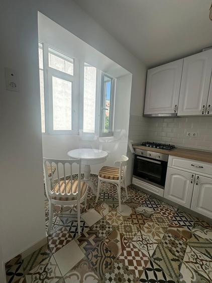 Apartament cu 3 camere semidecomandat, mobilat în Universitate