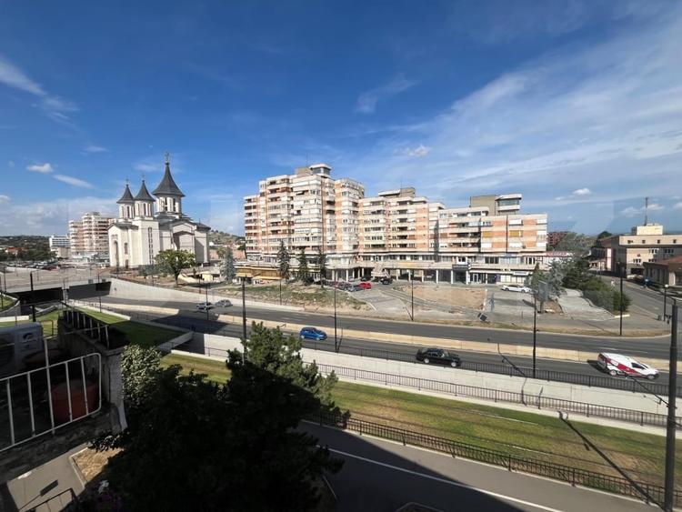 Apartament cu 2 camere semidecomandat, mobilat în Central