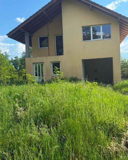Casă cu 4 camere cu Teren 546 Mp în Satu Nou de Jos