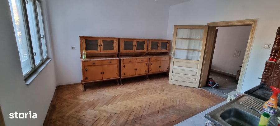 Casă cu 4 camere cu Teren 1007 Mp în Central