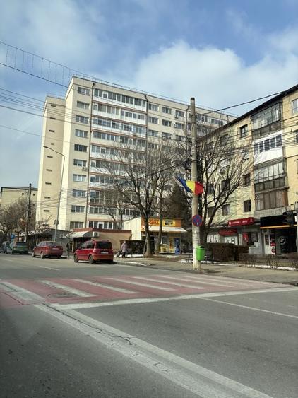 Apartament cu 3 camere decomandat în Micro 6