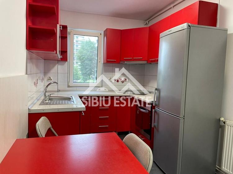 Apartament cu 3 camere semidecomandat, mobilat în Hipodrom 3