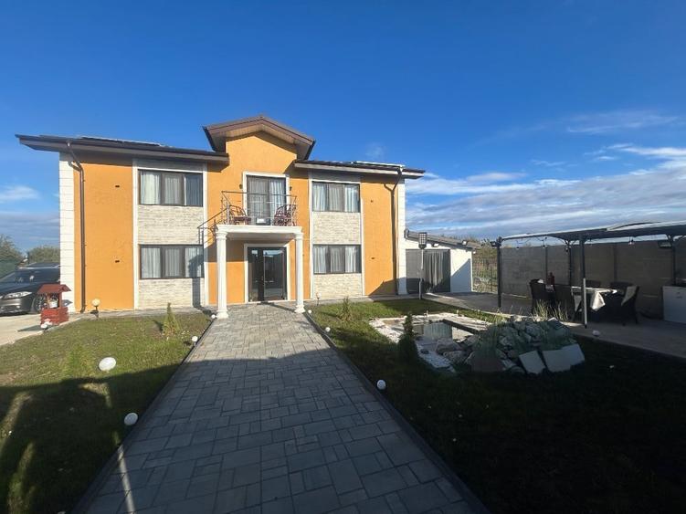 Casă cu 6 camere cu Teren 500 Mp în Săbăreni