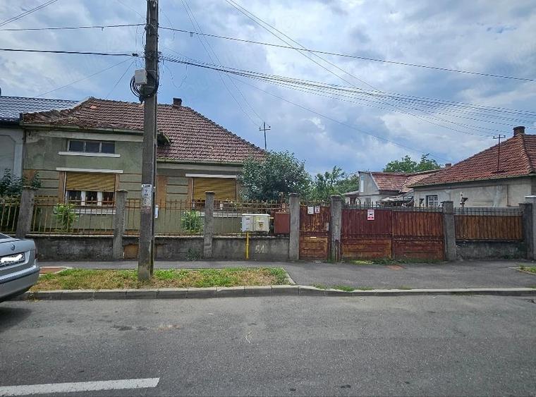 Casă cu 2 camere cu Teren 908 Mp în Central