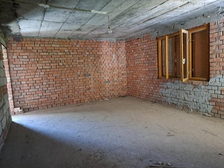 Casă cu 9 camere cu Teren 2375 Mp în Central