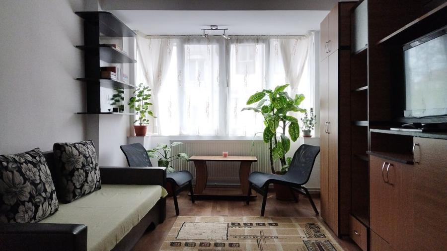Inchiriez Apartament cu Doua Camere pe Termen Lung in Zona Centrala - 1