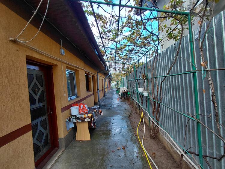 Casă individuală cu 6 camere cu Canalizare în Central