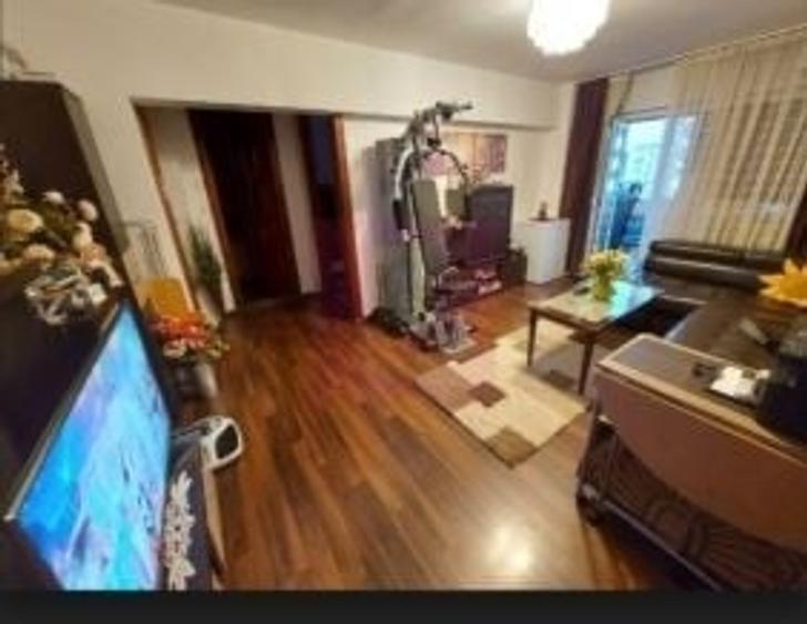 Apartament cu 3 camere semidecomandat în Sebastian