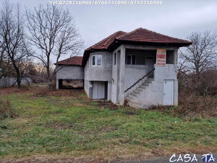 Casă individuală cu 6 camere cu Teren 10756 Mp în Exterior Sud
