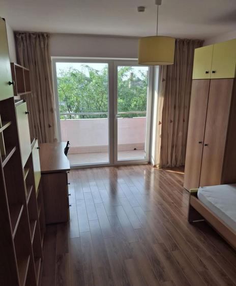 Apartament cu 3 camere semidecomandat în 1 Mai