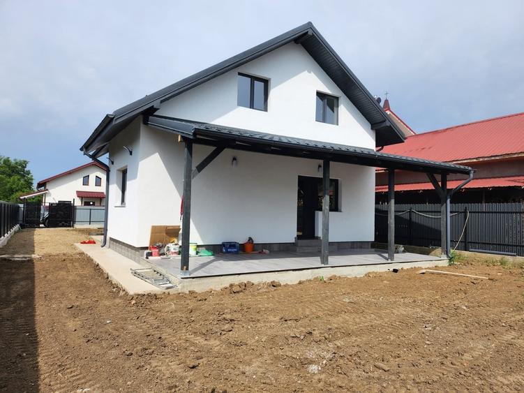 Casă cu 4 camere cu Canalizare în Traian