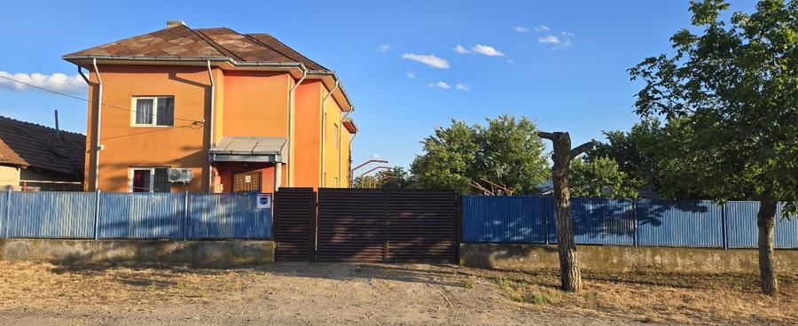 Casă individuală cu 5 camere cu Canalizare în Central