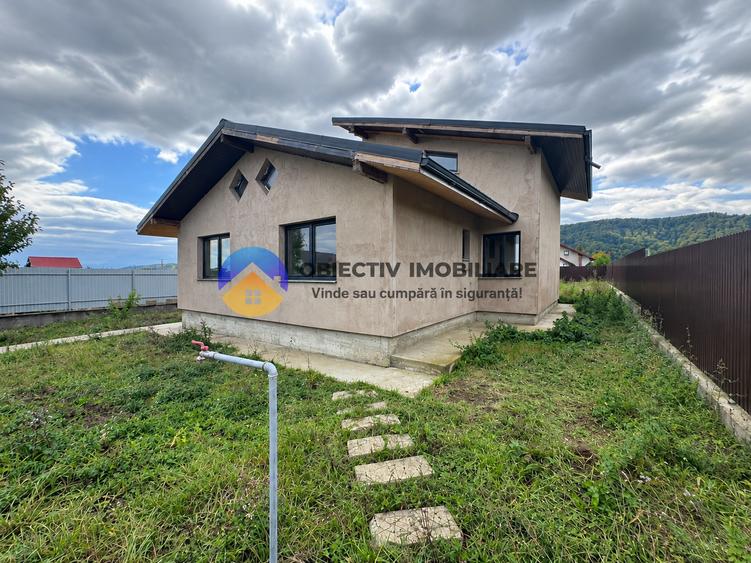 Casă cu 4 camere cu Teren 711 Mp în Dumbrava Roșie