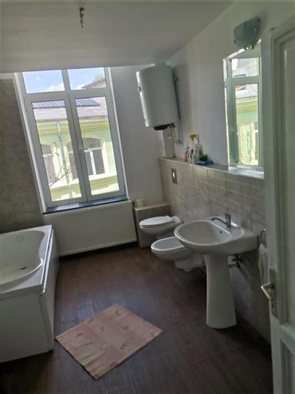 Casă cu 4 camere cu Canalizare în Central