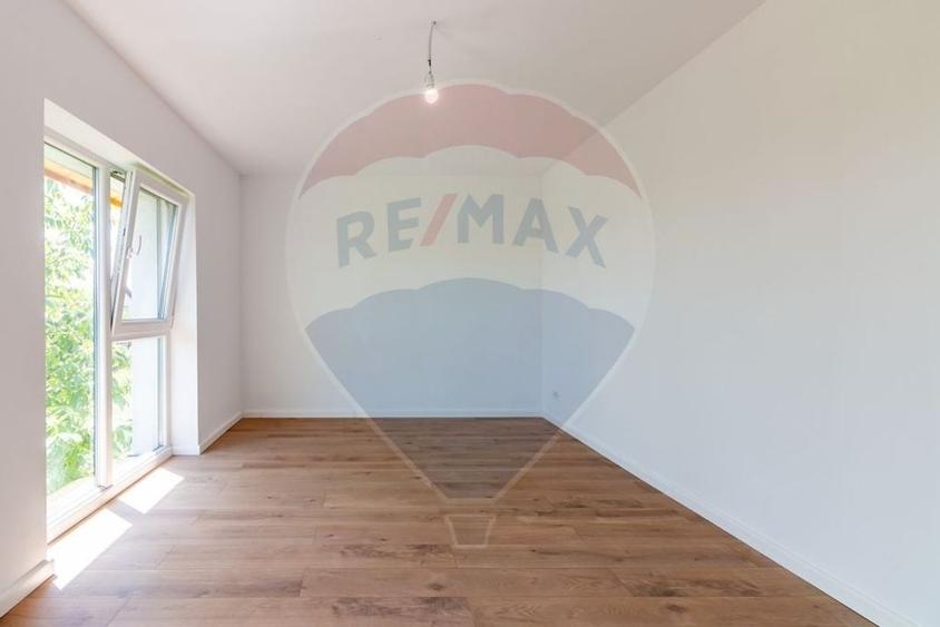 Casă individuală cu 4 camere cu Teren 450 Mp în Săbăreni