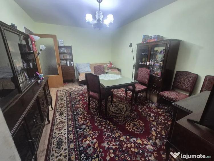 Apartament cu 3 camere decomandat în Exterior Vest