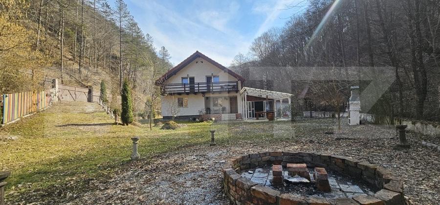 Casă individuală cu 4 camere cu Teren 750 Mp în Hunedoara