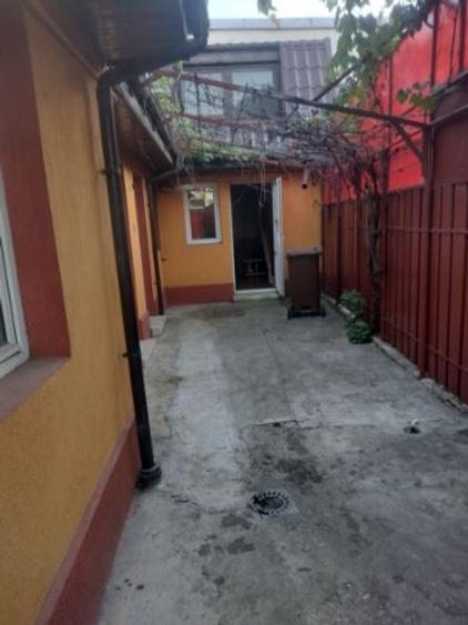 Casă cu 6 camere în București - 2